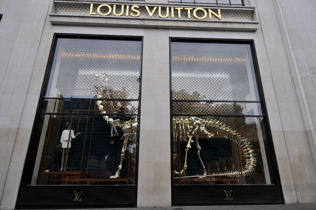 Illustrazione del nostro articolo "Vetrine Louis Vuitton: le più belle e il loro ruolo del marketing"