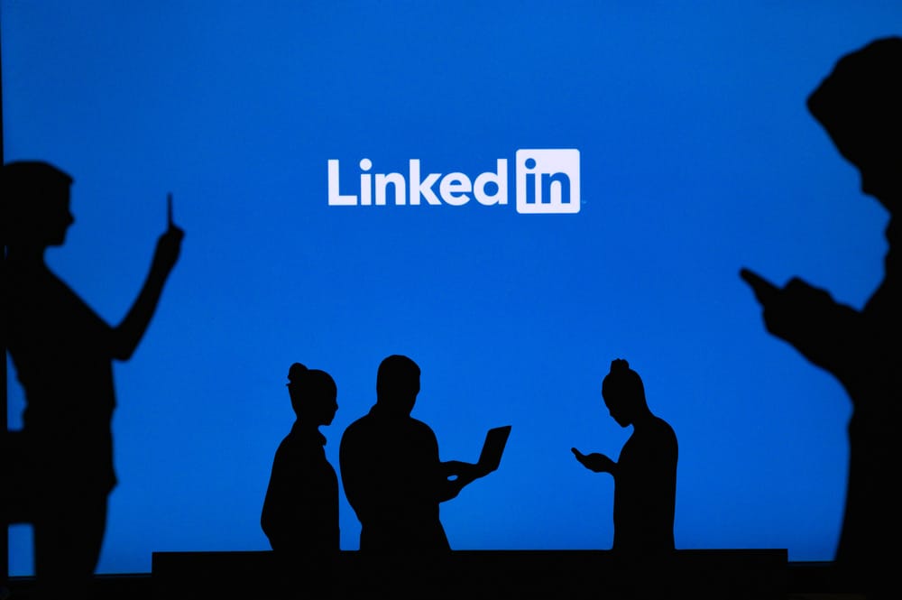 Ilustración de nuestra publicación "Expulsado de LinkedIn: lo que realmente me pasó y las lecciones que aprendí"