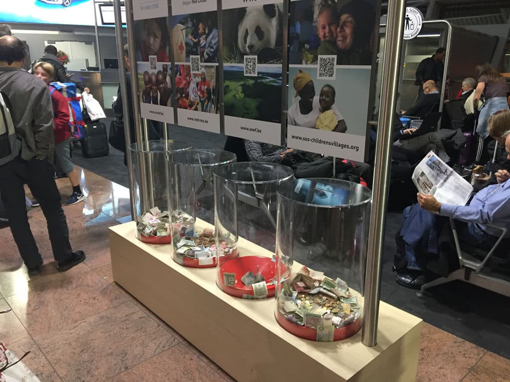 Boîtes à dons dans un aéroport ; exemple de marketing social