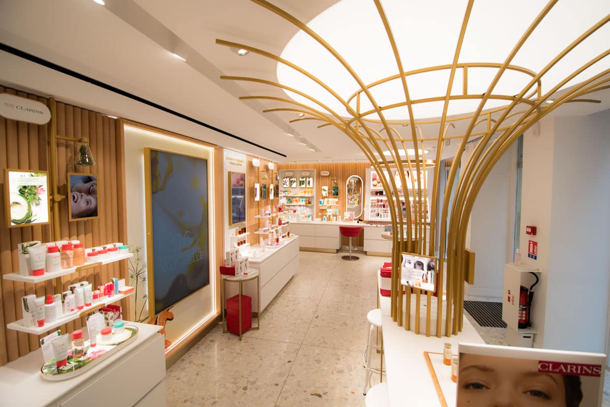 Nueva boutique de Clarins: 100% phygital y 200% ecodiseño