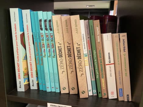 étagèrs avec livres zéro déchets