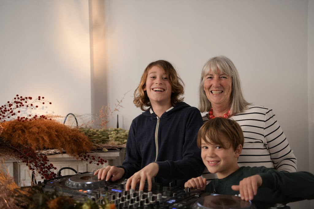 Illustration of our post "#Gransharing: this Zalando popup store revisits the intergenerational link"