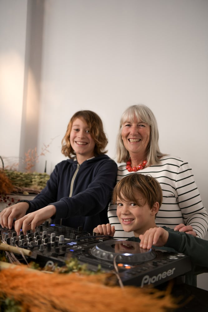 Ingrid et ses petits-enfants dans le popup store Zalando
