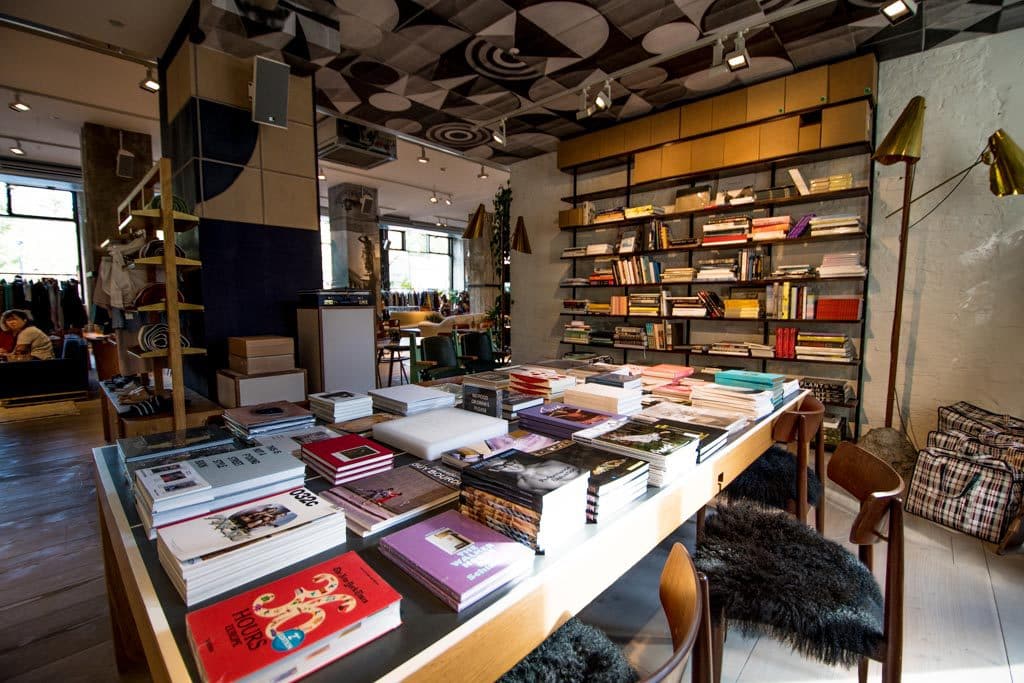 Sezione biblioteca del concept store Soho House a Berlino