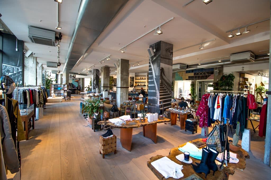 Oggetti organizzati per affinità stilistica nel concept store Soho House