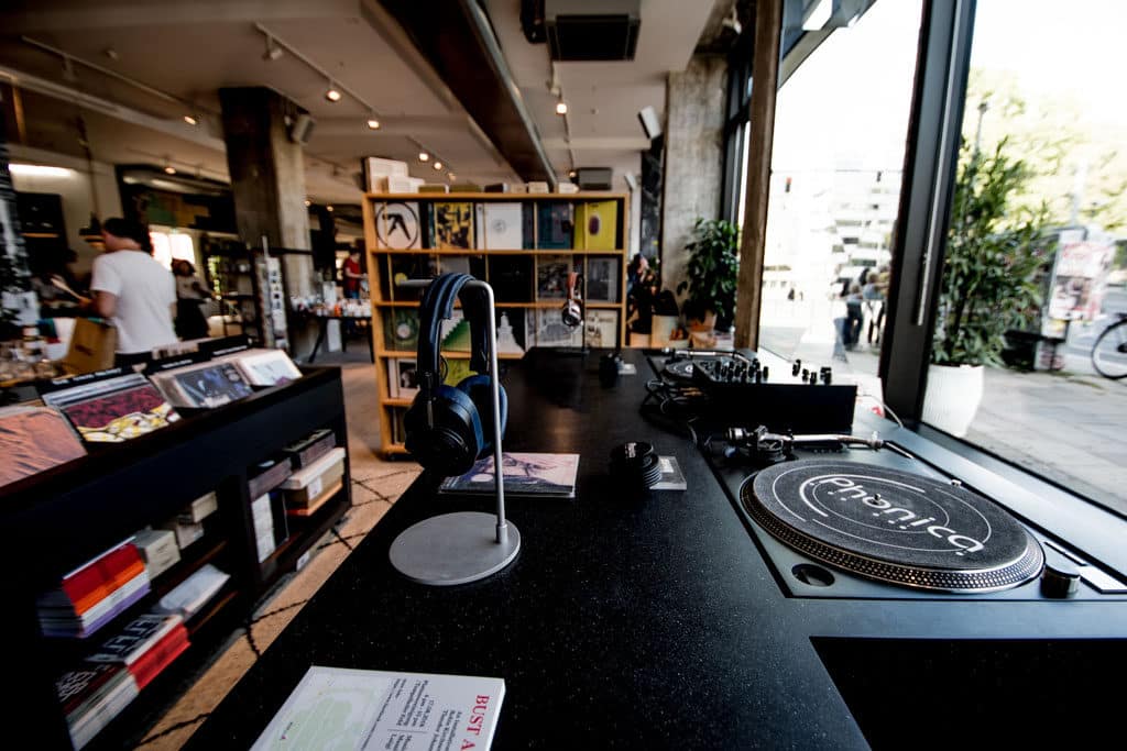Tavolo da DJ nel concept store Soho House a Berlino