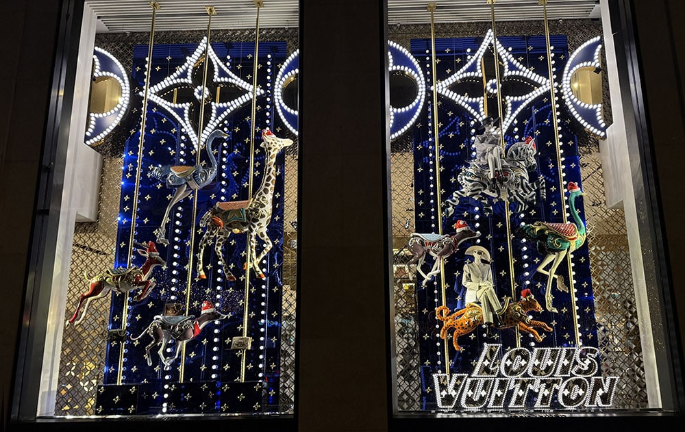 Louis Vuitton: Christmas windows with a carousel theme